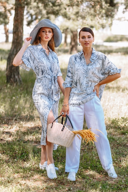 Dos mujeres con trajes a juego en el parque