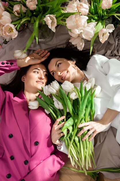 Dos mujeres con tulipanes de flores de primavera