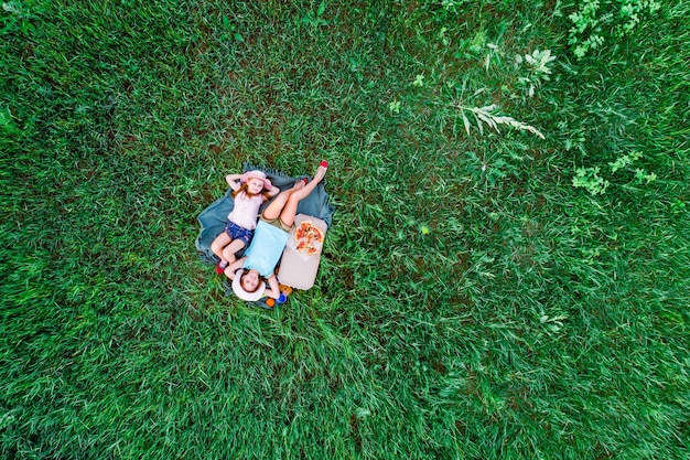 Dos niñas, acostado, en, un, pasto verde, vista aérea, superior