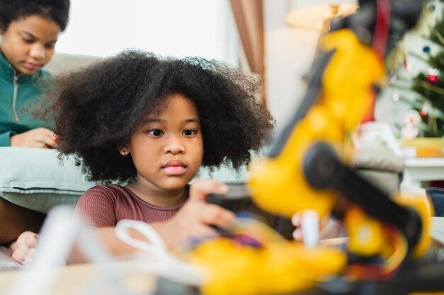 Dos niñas afroamericanas aprendieron brazos robóticos con un programa informático