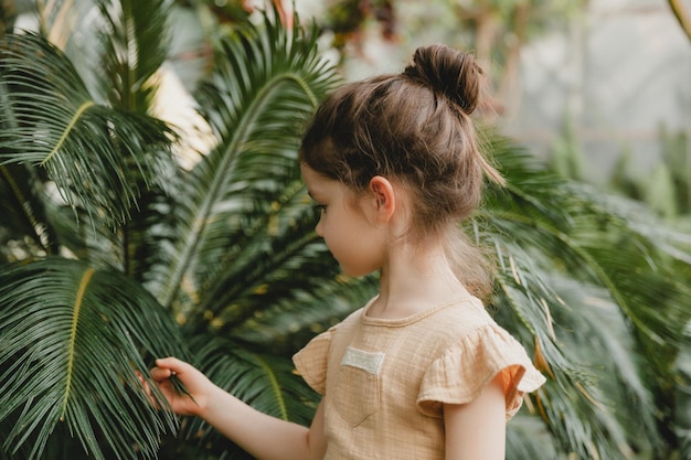 Dos niñas alegres en el jardín botánico primavera verano