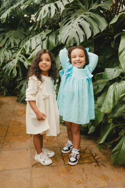 Dos niñas alegres en el jardín botánico primavera verano