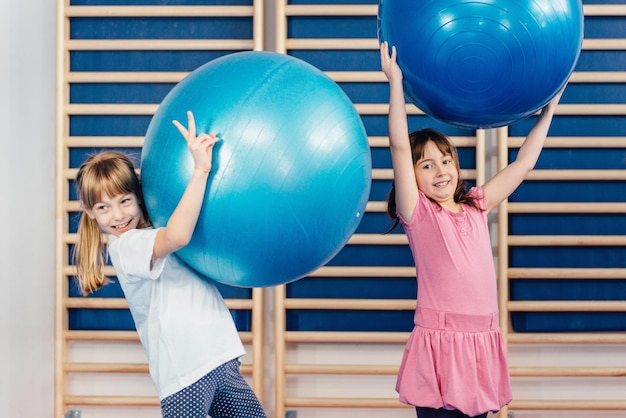 Dos niñas con bolas de fitness