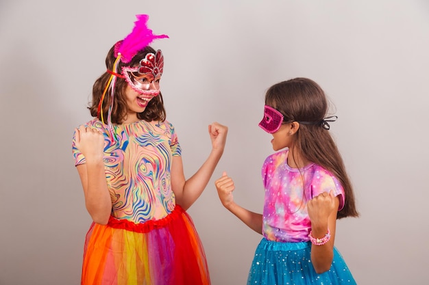 Dos niñas brasileñas vestidas con ropa de carnaval celebrando