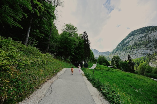 Dos niñas en el camino a las cuevas en el Monte Krippenstein en Hallstatt Alta Austria Europa