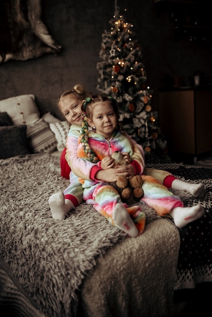 Dos niñas cerca del árbol de Navidad. Año nuevo