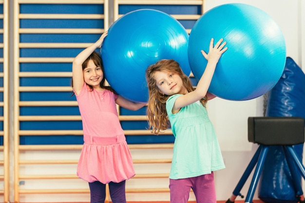 Dos niñas en la clase de educación física