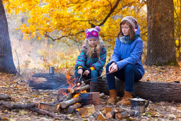 dos niñas, en, comida campestre