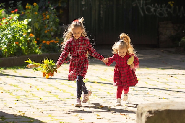 Dos niñas corren por la calle en la ciudad de Kyiv, Ucrania