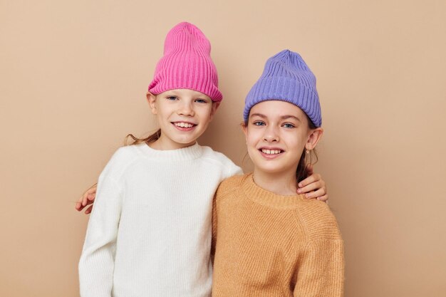 Dos niñas divertidas con sombreros coloridos