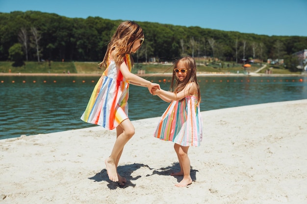 Dos niñas se divierten en la playa de la ciudad la vida cotidiana de los niños con síndrome de Down