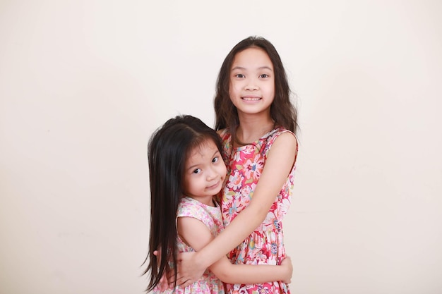 Dos niñas felices de alegría en longitud completa aislado sobre fondo blanco.