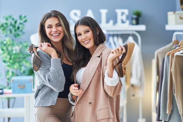 Dos niñas felices en compras con zapatos. Foto de alta calidad