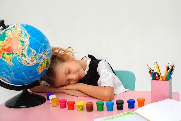 dos niñas felices estudian y escriben en clase aislar