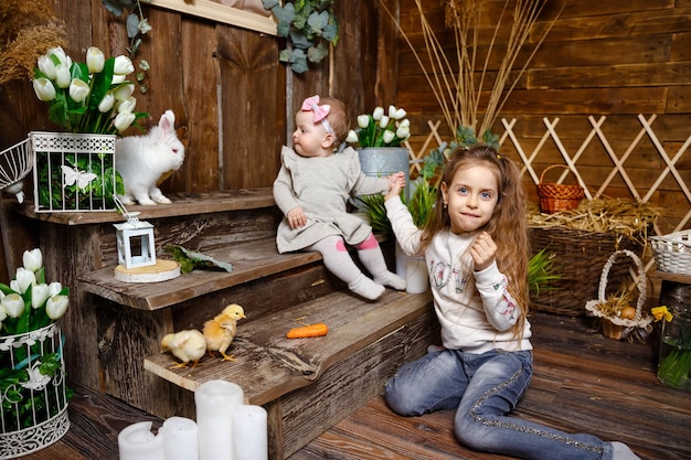 Foto dos niñas felices jugando juntas la temporada de verano