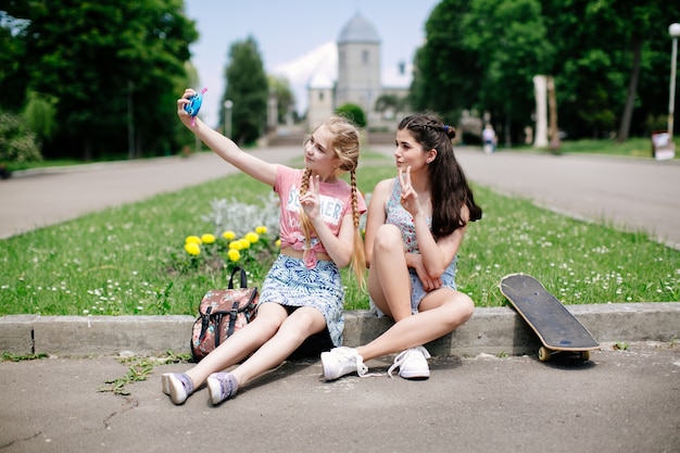 Dos niñas felices de modelado