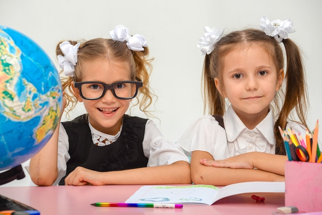 dos niñas felices pintando en clase