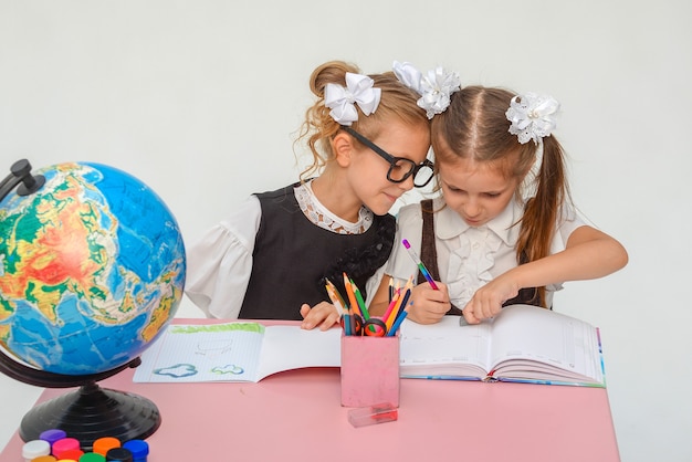 dos niñas felices pintando en clase