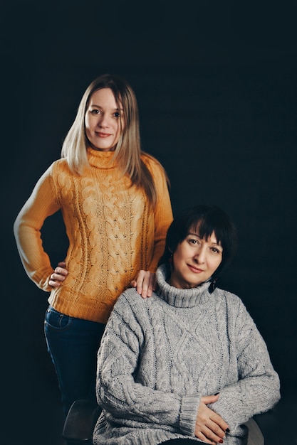 Dos niñas felices sonriendo. Retrato de mujer abrazándose. El concepto de relaciones en la familia, madre e hija.