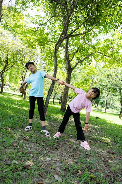 Foto dos niñas felices con sonrisas en el parque al aire libre niños jugando y disfrutando del día de verano en el parque verde