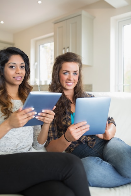 Dos niñas felices con sus tabletas