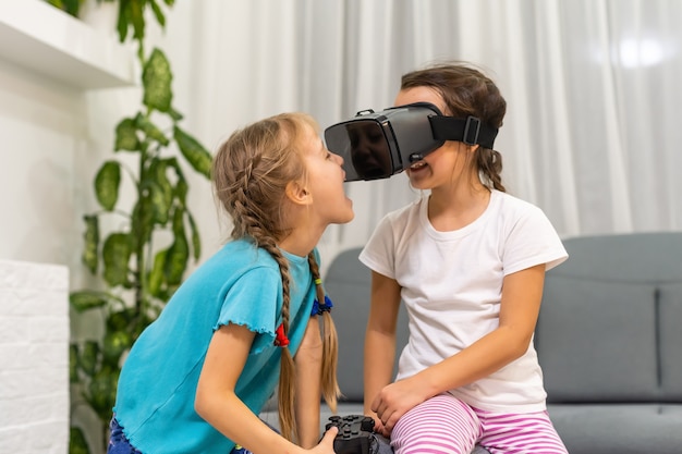 dos niñas con gafas de casco de realidad virtual. concepto de tecnologías modernas