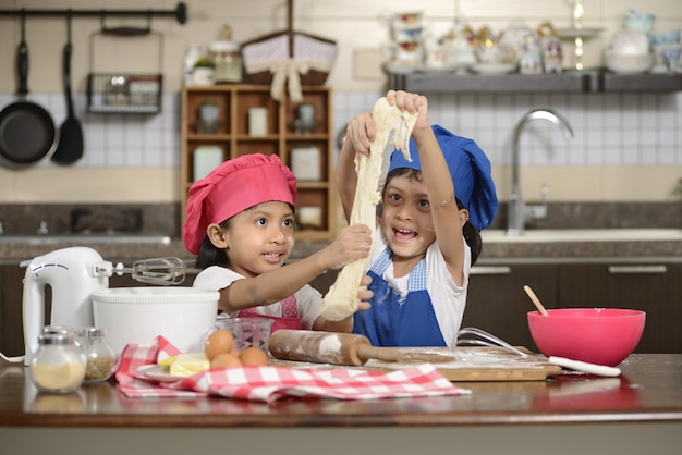 Dos niñas hacen pizza