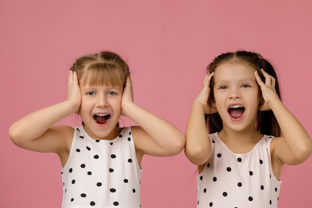 Foto dos niñas hermosas sorprendidas felices del niño