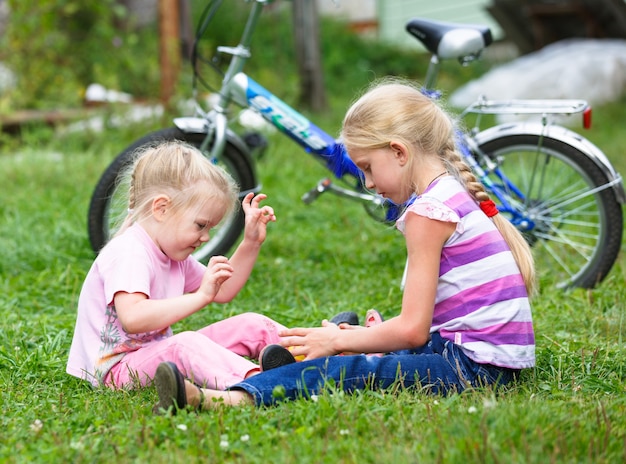 Dos niñas jugando en la hierba verde