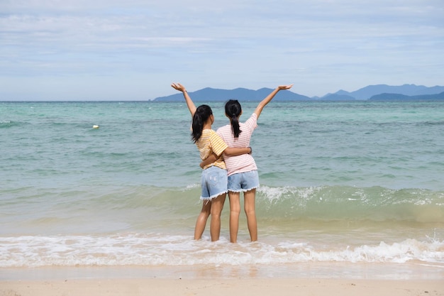 Dos niñas jugando en el mar.