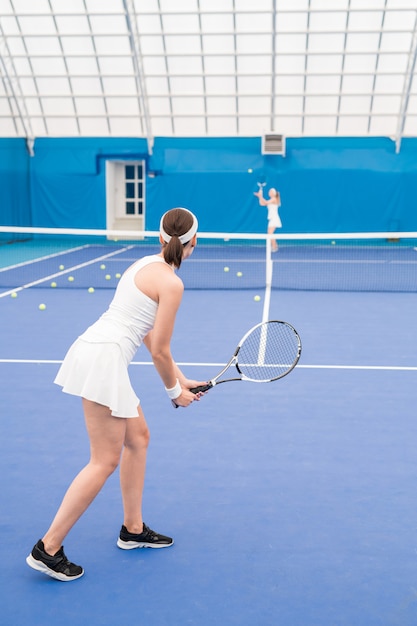 Dos niñas jugando tenis