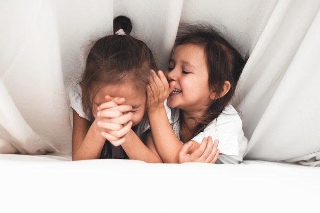 Dos niñas, lectura, debajo, manta