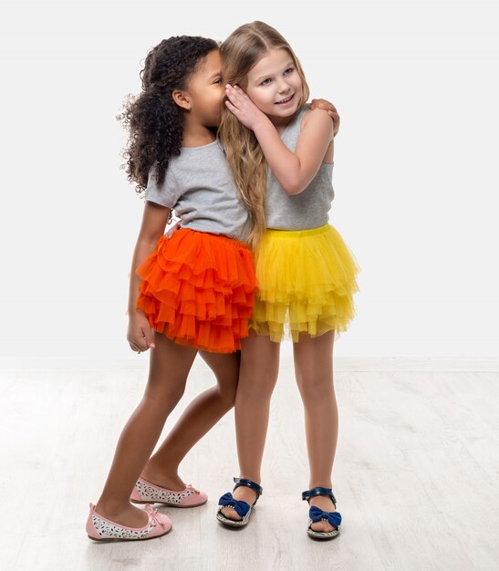 En la colorida falda niña posando como Cancan niña Fotografía de stock -  Alamy