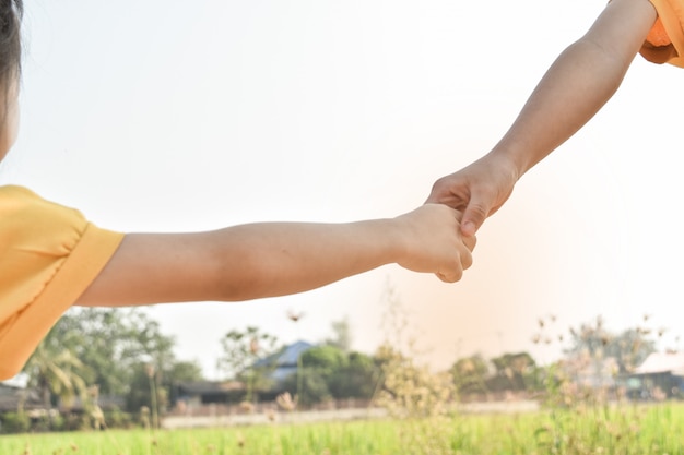 Dos niñas de la mano.