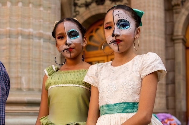 Dos niñas con maquillaje de calavera de azúcar Fiesta de Halloween Día de los muertos Día de los muertos dos niños