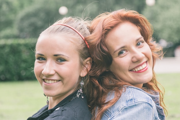 Dos niñas en el parque en Tallin