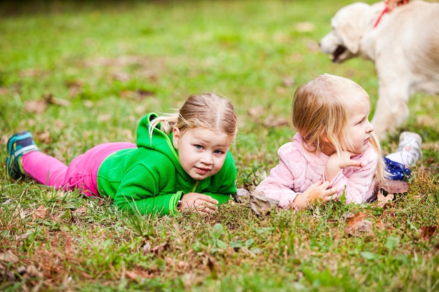 Dos niñas pasan tiempo con su perro obediente