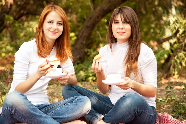 Dos niñas de picnic. Otoño al aire libre.