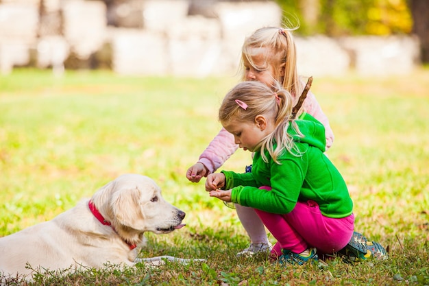 Dos niñas se preocupan por su perro favorito