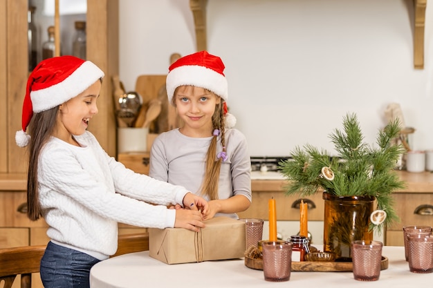 Dos niñas con un regalo de navidad.