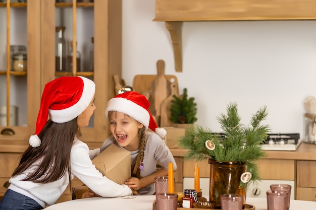 Dos niñas con un regalo de navidad.