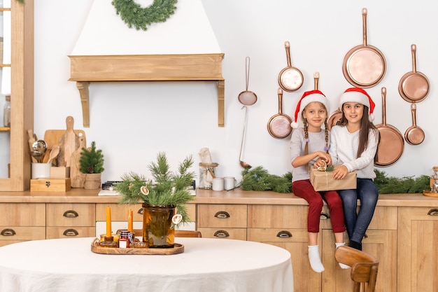 Dos niñas con un regalo de navidad.