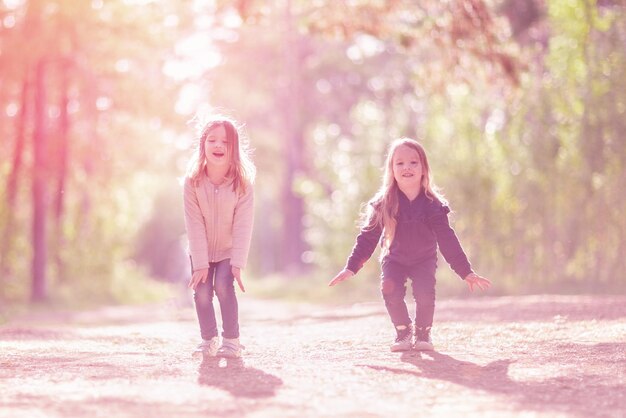 Dos niñas saltando al aire libre