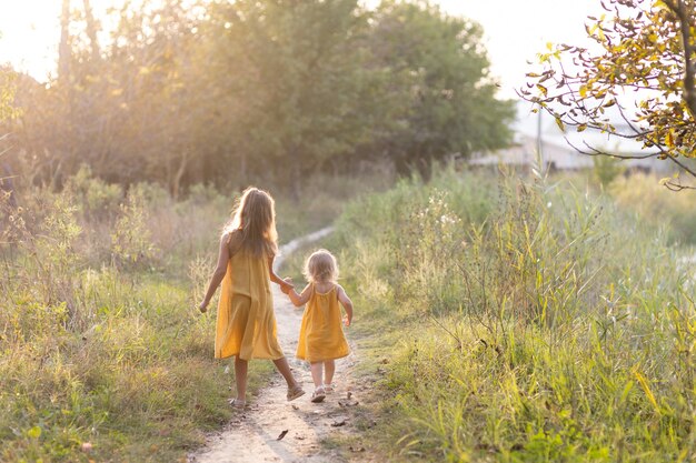 Dos niñas, siete años y una edad, al aire libre