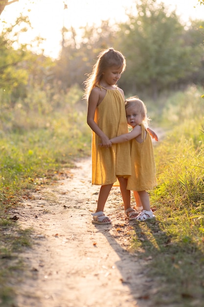 Dos niñas, siete años y una edad, al aire libre