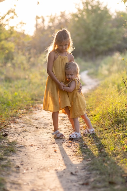 Dos niñas, siete años y una edad, al aire libre