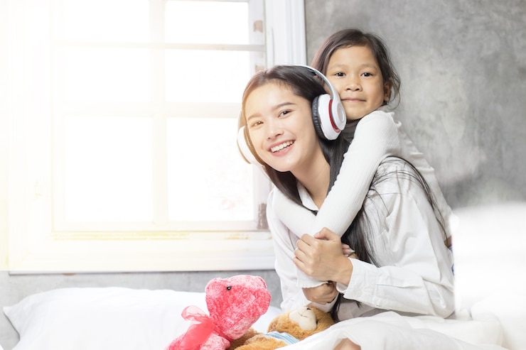 Dos niñas son felices en la cama. Niños jugando y divirtiéndose en la habitación de los niños.