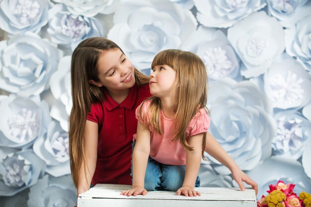 Dos niñas sonriendo y mirándose