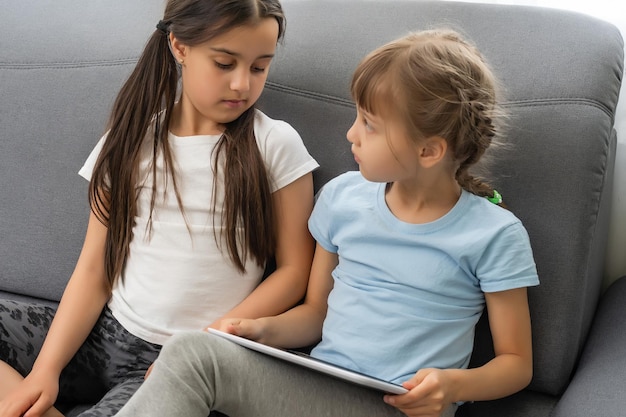 dos niñas con una tableta.