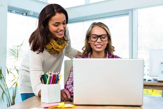 Dos niñas trabajan en la oficina en la computadora